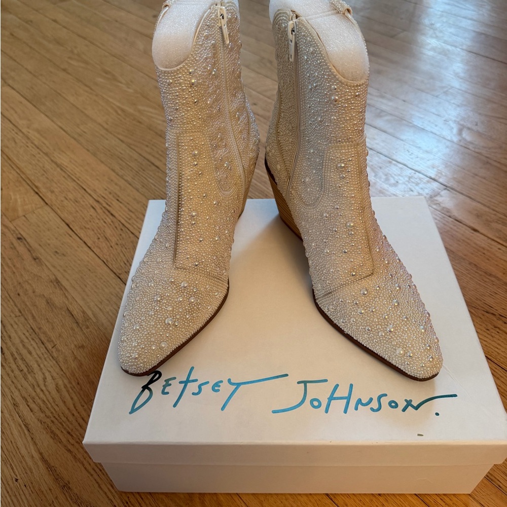 Diva Women's Cream Heeled Boots